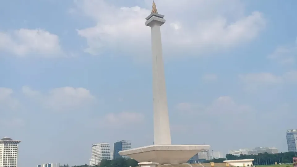 tinggi monumen nasional adalah